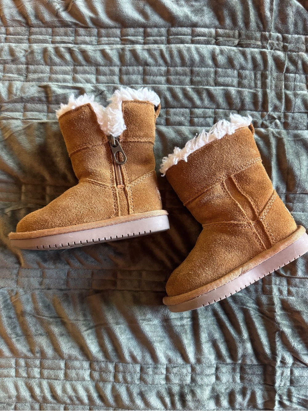 Classic Kids Ugg Suede Shearling Boots in Chestnut